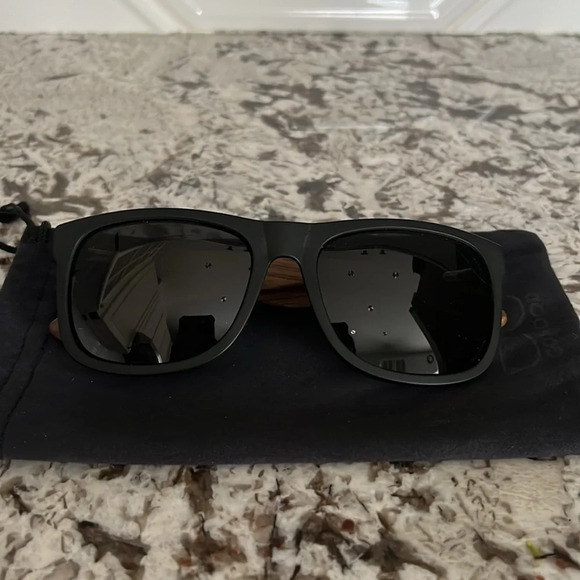 GOWOOD | Square zebra wood sunglasses with black polarized lenses - Picture 3 of 4